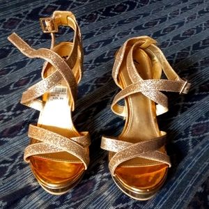 Size 8 Fioni heels gold